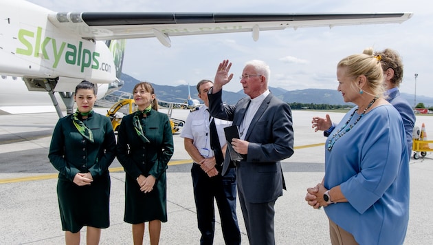 Erzbischof Franz Lackner bei der Segnung der neuen Flugverbindung