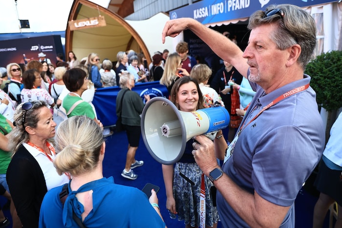 Claus Meinert, Chefredakteur der Tiroler „Krone“ dirigierte die Damen beim Eingang.