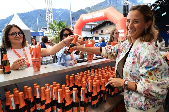 Ex-Skistar Michaela Kirchgasser verteilte Prosecco.