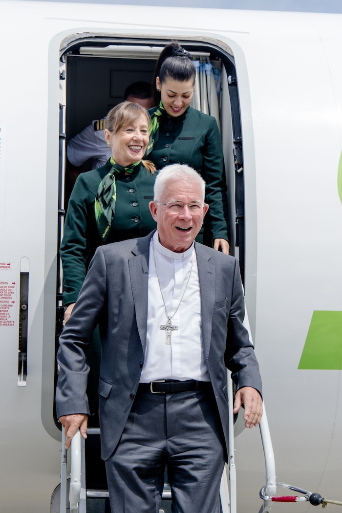 Stieg er gleich mit ein? Erzbischof Lackner begutachtete den Flieger der Südtiroler Linie ...