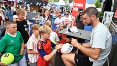 Tennis-Ass Juij Rodionov schaute für Selfies und Autogramme beim „Krone“-Truck vorbei.