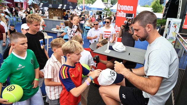 Tennis-Ass Juij Rodionov schaute für Selfies und Autogramme beim „Krone“-Truck vorbei.