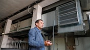 Gebäudechef Marcus Piso mit Blick auf die Lüftung, die durch eine mobile Kühlanlage mit kalter ...