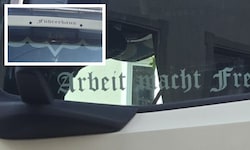 Ein Lkw einer südsteirischen Transportfirma war beklebt mit dem Nazi-Slogan „Arbeit macht frei“ ...