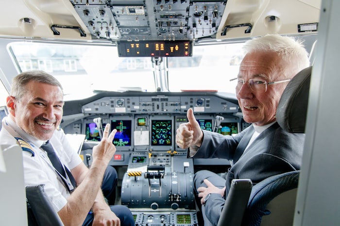 Blick ins Cockpit: Erzbischof Franz Lackner (re.)