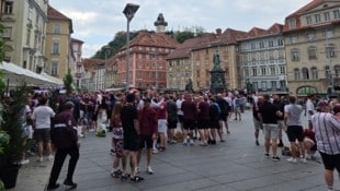 Der Grazer Hauptplatz wird von Schotten in Beschlag genommen.