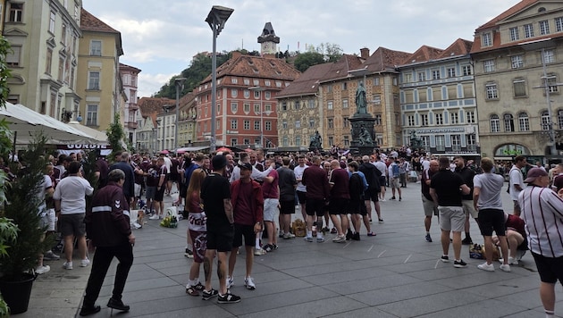 Der Grazer Hauptplatz wird von Schotten in Beschlag genommen.