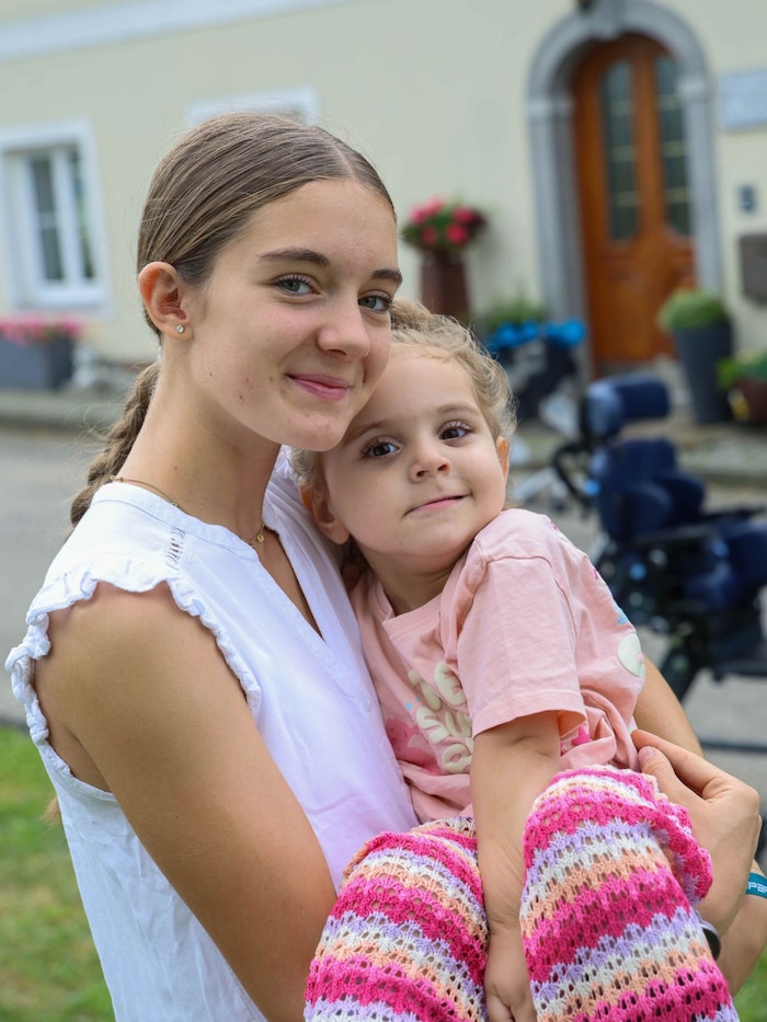 Die vierjährige Daniela mit ihrer großen Schwester Valerie (14).