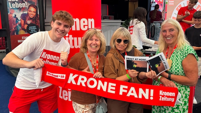 Karin W. (2. v. li.), Claudia G. (2. v. re.) und Sigrid G. posierten voller Stolz mit den ...