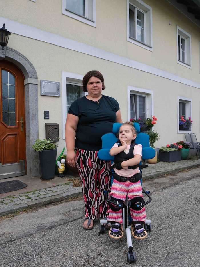 Mama Jasmin freut sich über jeden Fortschritt, den ihre Daniela macht.