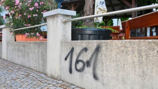 Die Schmierereien zogen sich durch ganz Lohnsburg.