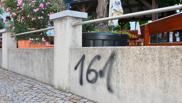 Die Schmierereien zogen sich durch ganz Lohnsburg.