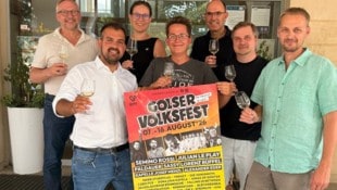 Anstoßen auf Weinkost: Golser Winzer und die Weinbauvereine aus Podersdorf am See, Mönchhof, ...