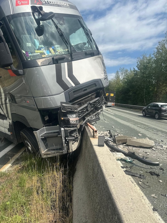 Der Lkw wurde schwer beschädigt.