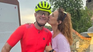 Zum Abschied gab es für den hoch motivierten Radfahrer ein Küsschen von „seiner“ Karin mit auf ...