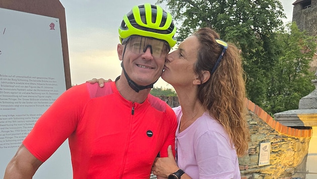 Zum Abschied gab es für den hoch motivierten Radfahrer ein Küsschen von „seiner“ Karin mit auf ...