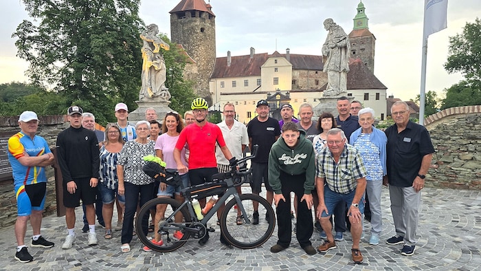 Ernst Artner (M.) hat zeitig in der Früh in Stadtschlaining seine „Mission Nordkap“ gestartet. ...