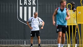 Didi Kühbauer tut alles, damit seine Kicker nach dem Double erfolgshungrig bleiben.