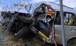 Ein Auto schlitterte über die Böschung und wurde völlig demoliert.