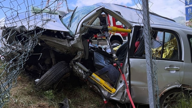 Ein Auto schlitterte über die Böschung und wurde völlig demoliert.