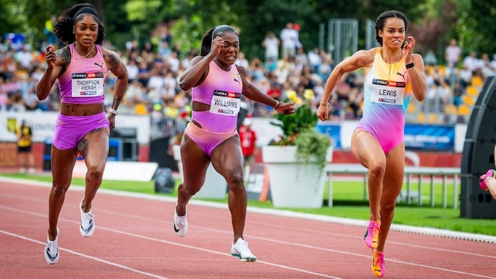 Christania Williams (mitte) beim Rekordlauf über 100 m.