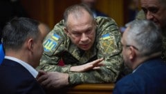 Der ukrainische Präsident Wolodymyr Selenskyj hat sich vom Oberbefehlshaber Olexander Syrskyj ...