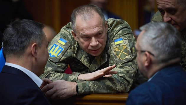 Der ukrainische Präsident Wolodymyr Selenskyj hat sich vom Oberbefehlshaber Olexander Syrskyj ...