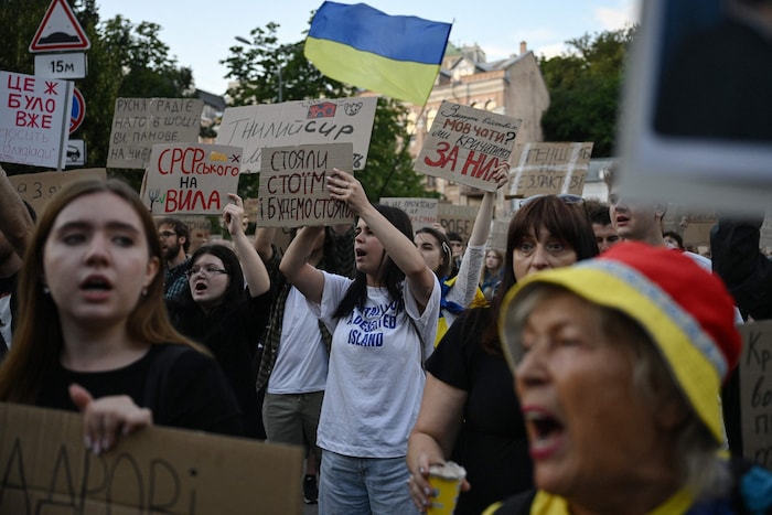 Die Ukrainer gingen in Kiew gegen die Entlassung von Verteidigungsminister Mychajlo Fedorow und ...