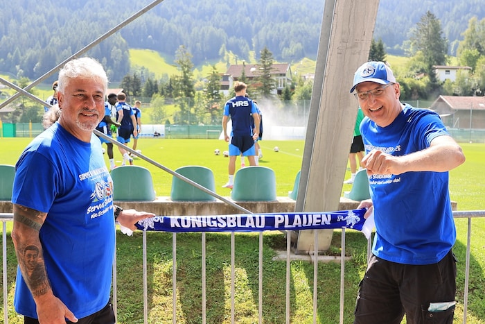 Mario (li.) und Robert haben ihre Fanutensilien natürlich immer mit. Während die Kicker ...