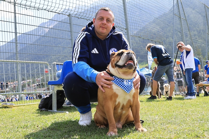 Aaron mit Herrchen Patrick. Auf Instagram ist der vierbeinige Schalke-Fan selbst schon ein ...