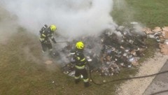 Die Einsatzkräfte löschten den brennenden Müll.