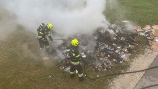 Die Einsatzkräfte löschten den brennenden Müll.