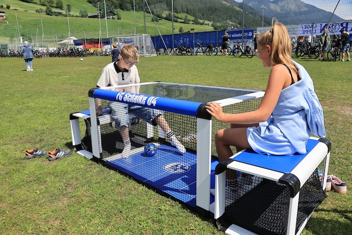 Für die Kinder gibt es gleich neben dem Trainingsplatz Spielestationen.