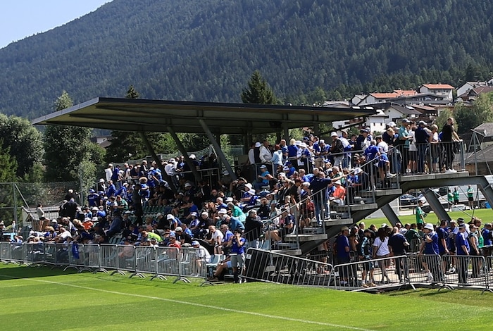Gut gefüllte Tribünen bei jedem Training.