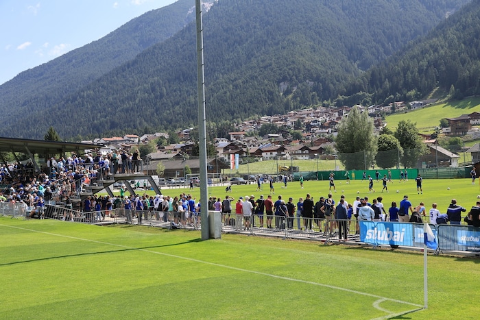 Die Spieler wechseln zwischen zwei Plätzen, die Fans dazwischen müssen sich nur umdrehen.