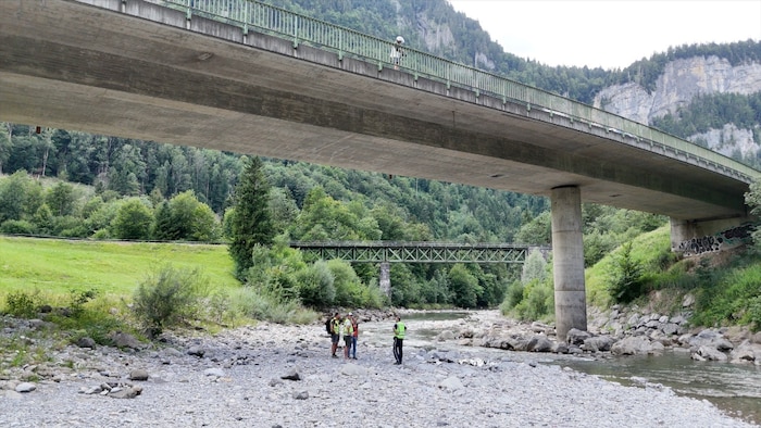 Durch die Wucht der Kollision wurde der Motorradfahrer über das Geländer der Brücke geschleudert ...