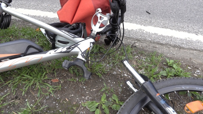 Das Motorrad kollidierte mit diesem E-Bike.