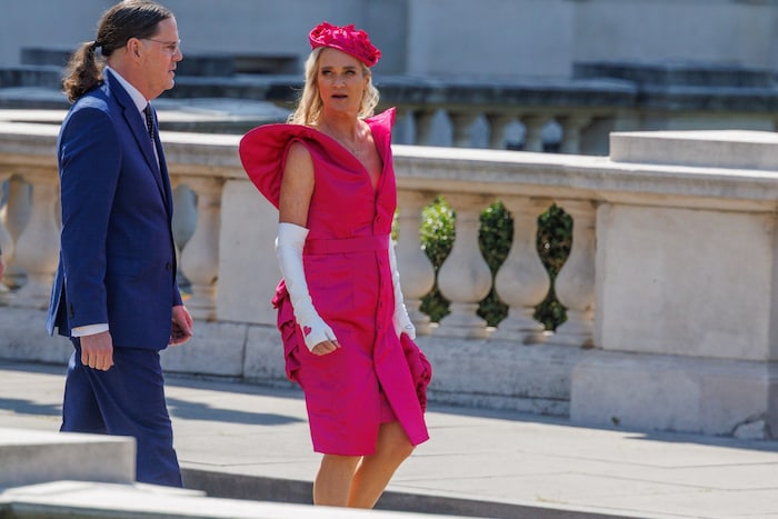Während Delphines Outfit von vorn zwar grell, aber dennoch noch „Büro“- und royal-tauglich ...