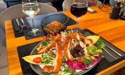 Entrecôte und Backhendlsalat, ein Fest für die Sinne: Bei Hubers am Garnmarkt in Götzis isst ...