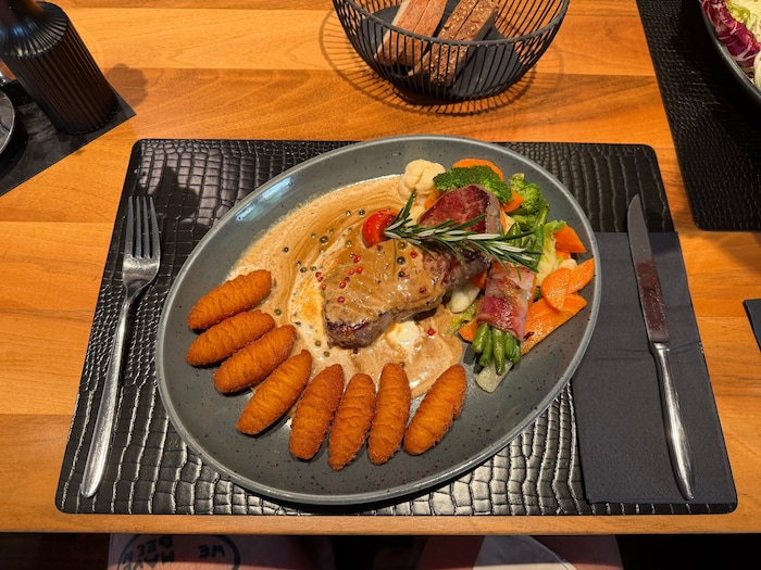 Rosa gebratenes Entrecôte an Pfefferrahm mit Kroketten, Speckbohnen und knackigem gedünstetem ...