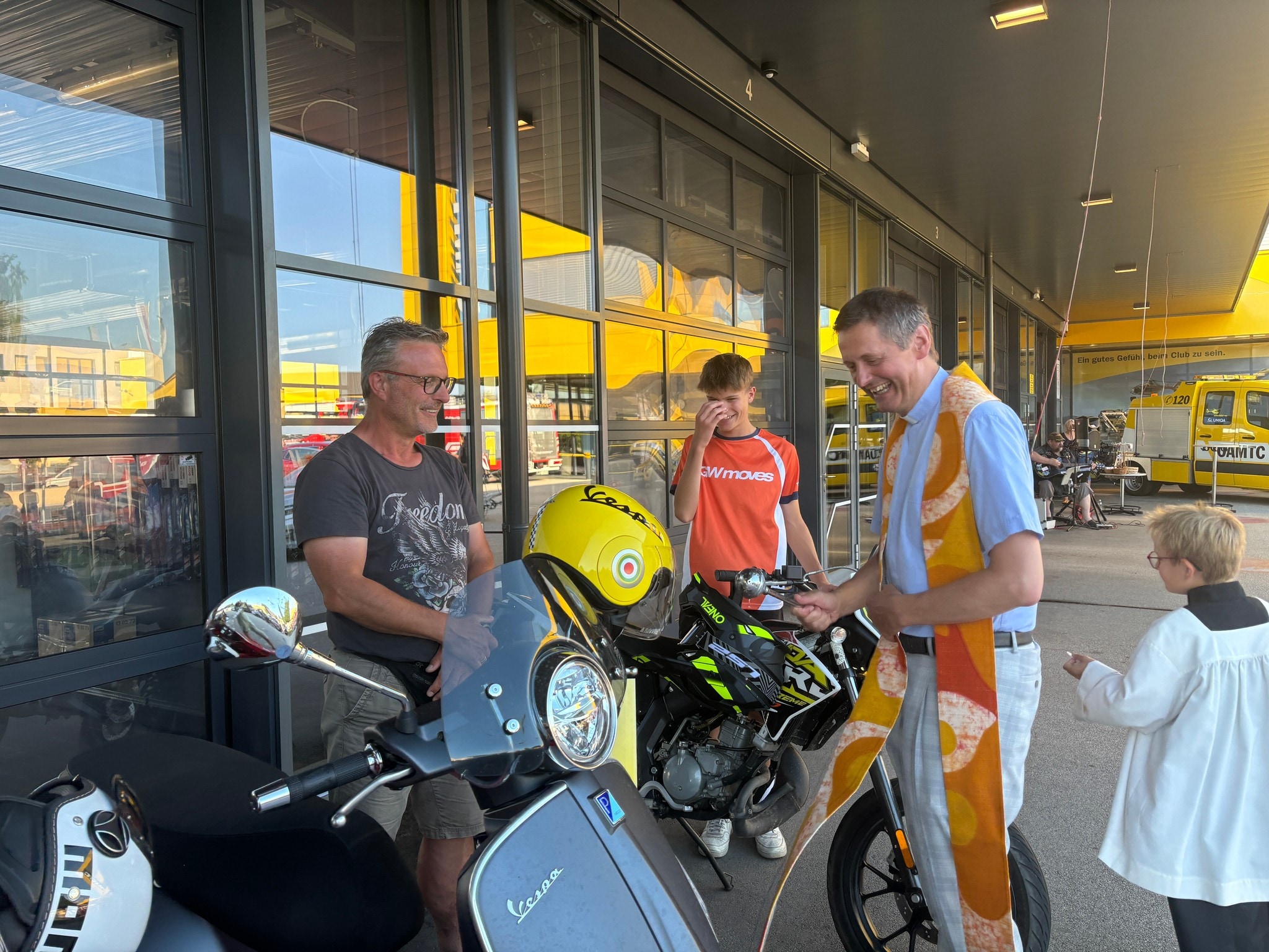 Peter Allmaier segnete auch am ÖAMTC-Gelände Fahrzeuge. Am Sonntag, 26.Juli, stehen noch einige ...