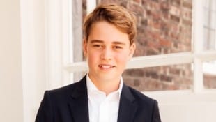 Prinz George ist 13 und angeblich zum ersten Mal, zumindest ein wenig, in ein Mädchen ...