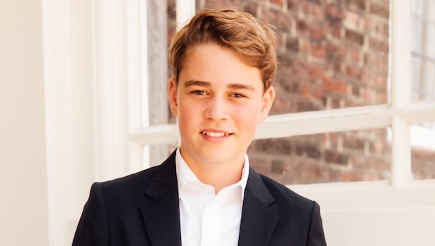 Prinz George ist 13 und angeblich zum ersten Mal, zumindest ein wenig, in ein Mädchen ...