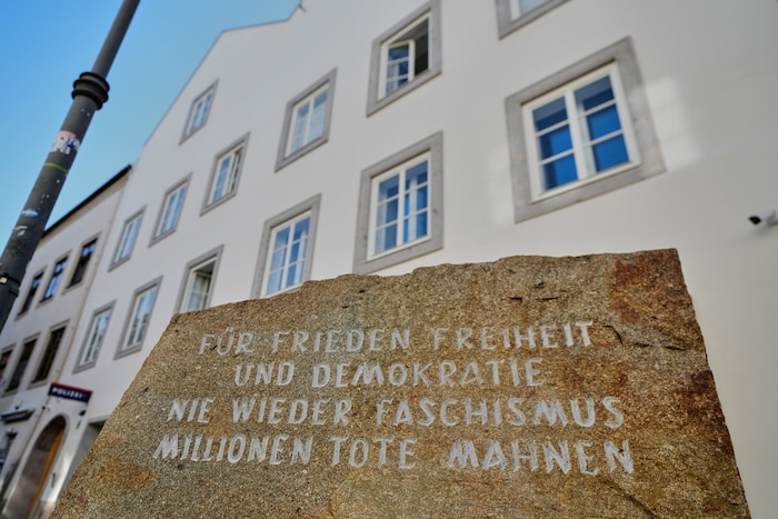 Ein Gedenkstein vor dem Haus erinnert an die Geschichte.