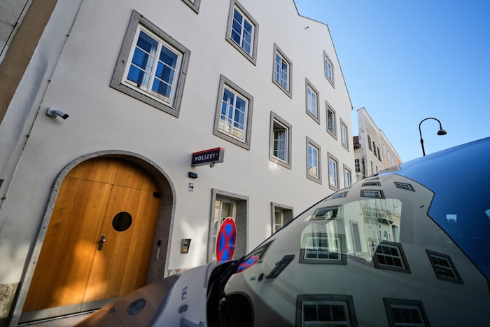 Die Fassade ist jetzt weiß statt gelb.