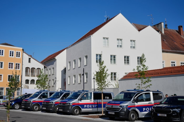 Dass in dem Haus jetzt die Polizei beheimatet ist, ist nicht zu übersehen.