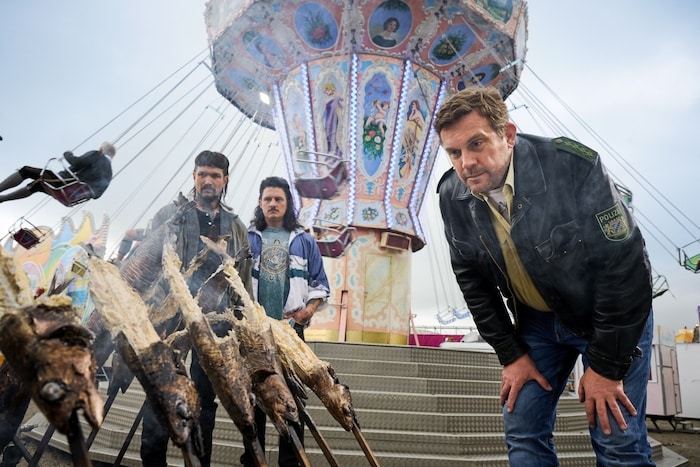„Corpus Delicti“ Steckerlfisch: Der neue Fall führt Franz (Sebastian Bezzel) aufs Volksfest.