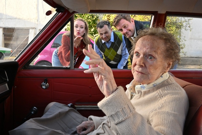 Auszeit vom Eberhofer-Hof: Susi (Lisa Maria Potthoff), Leopold (Gerhard Wittmann) und Franz ...