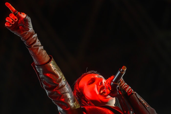 Seit fast fünf Jahren nüchtern, weiß Manson wie selten zuvor sein Publikum zu begeistern und für ...