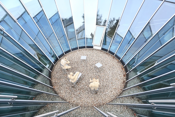 Das Kongresszentrum Alpbach ist in den Hang hineingebaut.